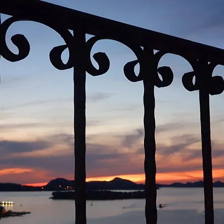 Dalmatian House, Spacious Stone Terraces, Balcony , Views Holiday home