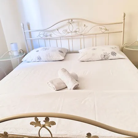 Dalmatian House, Spacious Stone Terraces, Balcony , Views Holiday home