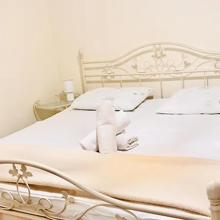 Dalmatian House, Spacious Stone Terraces, Balcony , Views Holiday home